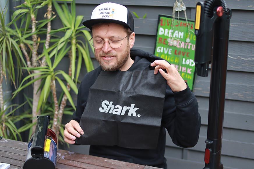 Man sieht die Shark Umhängetasche. 